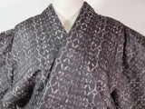 女性 着物 紬着物 幾何学模様 正絹 手縫い グレー色 Japanese kimono