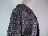女性 着物 紬着物 幾何学模様 正絹 手縫い グレー色 Japanese kimono