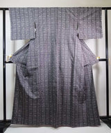 女性 着物 紬着物 幾何学模様 正絹 手縫い グレー色 Japanese kimono