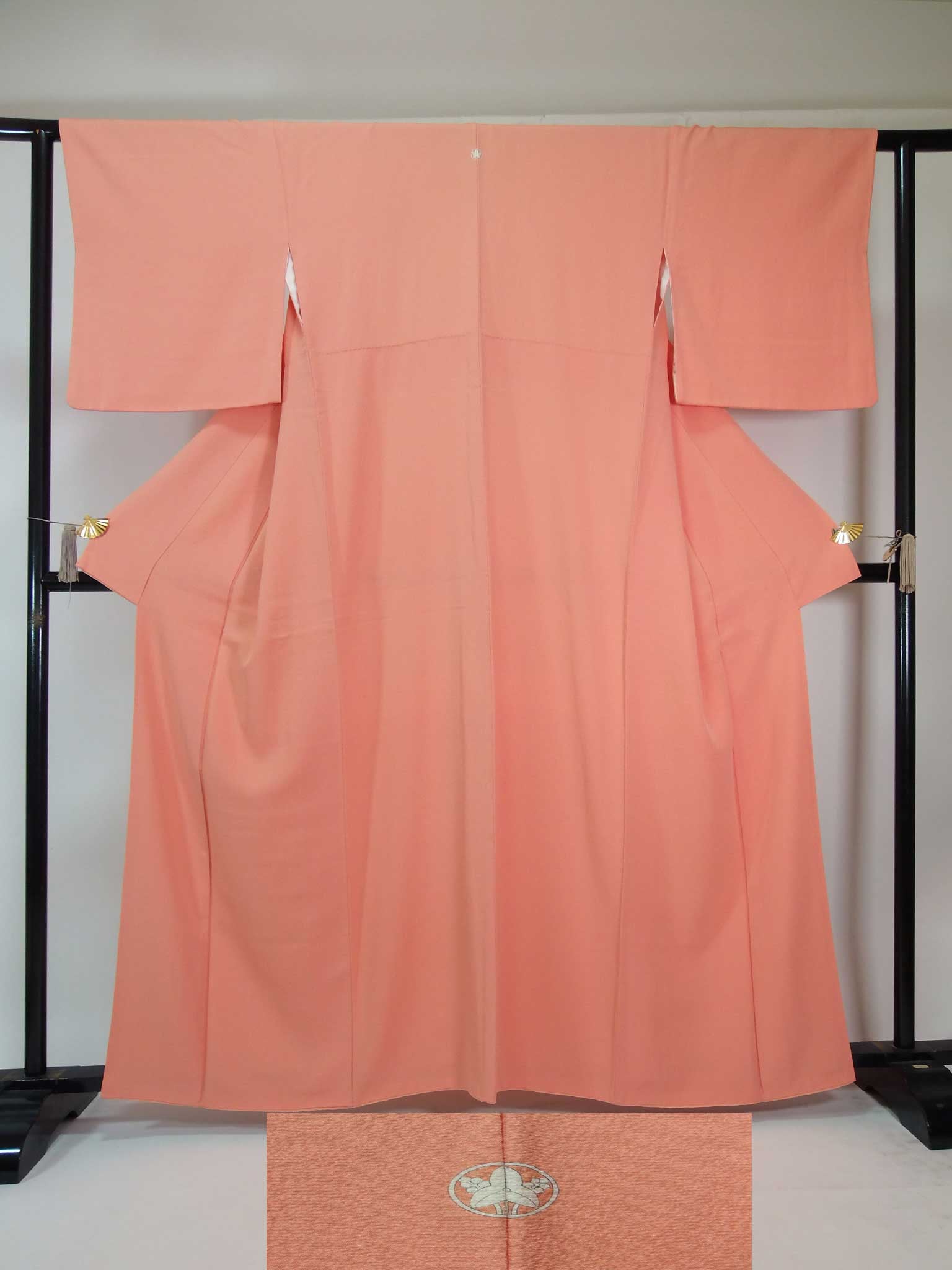色無地　落款入り　サーモンピンク　着物　しつけ付き　作家物　地紋　正絹 色無地 落款入り サーモンピンク 着物 しつけ付き 作家物 地紋 正絹