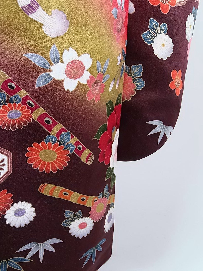 Presque magnifique Furisode, Yamato fait sur commande, tambour à fleurs, instrument de musique japonais, or doré, broderie en pièces d'or, couleur rouge, traitement de garde.