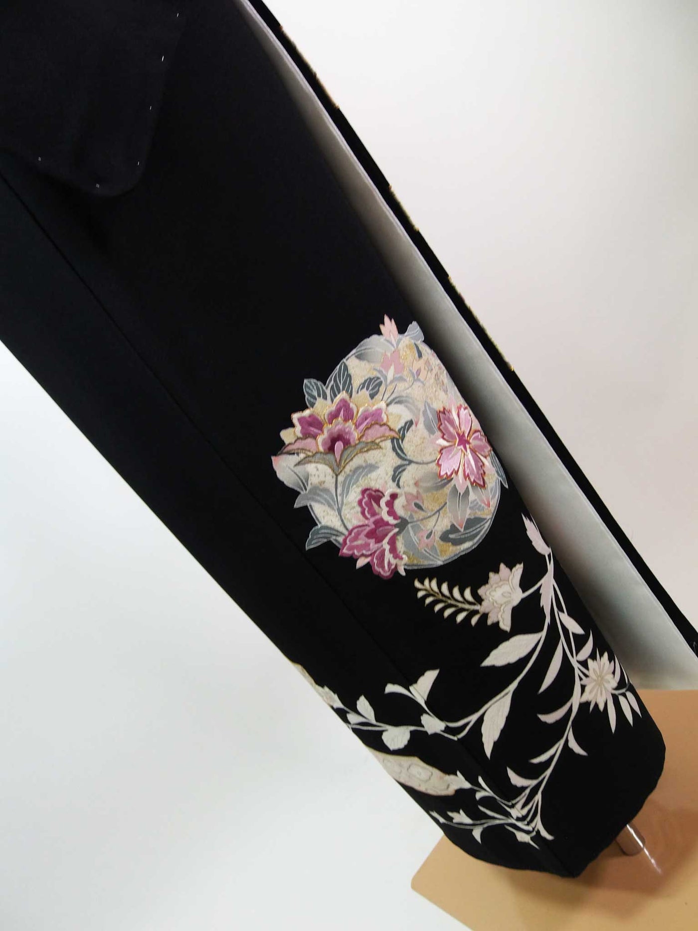 未使用 黒留袖 大和貝紫 花丸文様 五つ紋 日本刺繍 正絹 美品 右