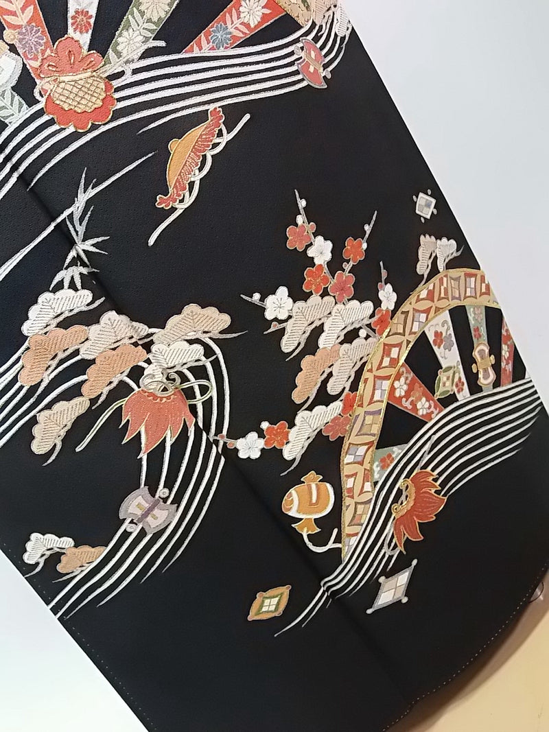 未使用　作家物　黒留袖　友禅　花に宝尽くし　金駒刺繍　五つ紋　正絹　美品　比翼付き　丸に木瓜紋　ガード加工済み