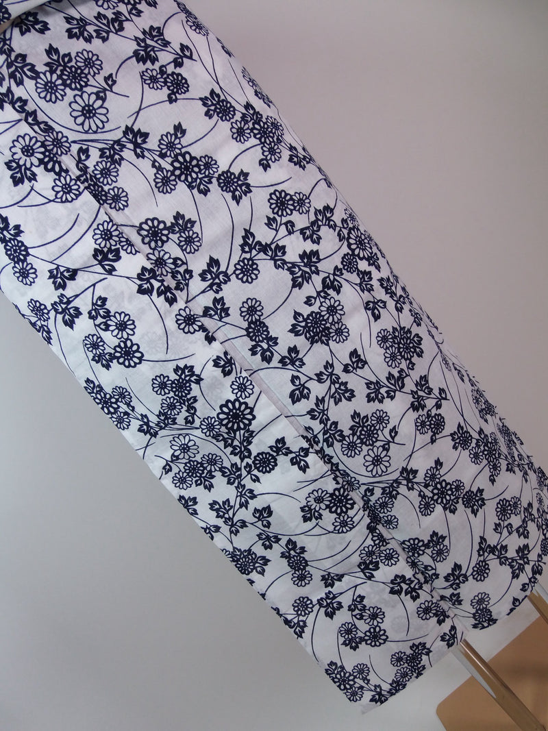 Presque magnifique yukata injecté, motif floral, cousu à la main, tissu peigné, également pour les juniors, taille SS, blanc.