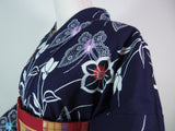 ほぼ美品　注染　浴衣　蝶々に花文様　手縫い　藍染　手縫い　大人可愛い　濃紺色