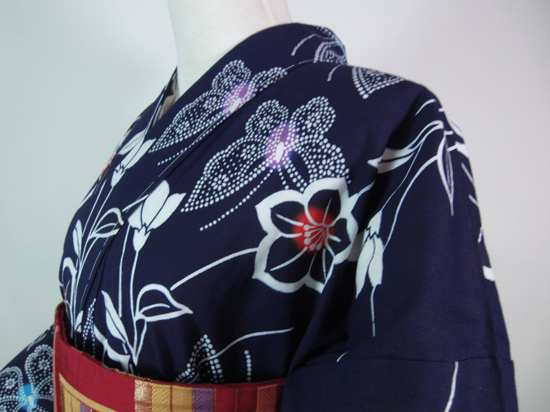 ほぼ美品　注染　浴衣　蝶々に花文様　手縫い　藍染　手縫い　大人可愛い　濃紺色