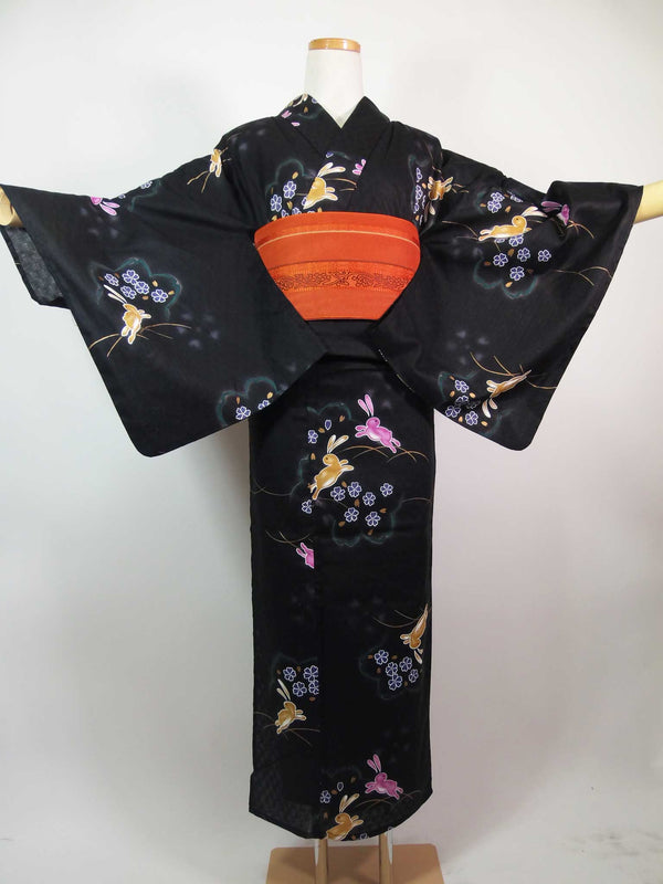美品　レディース浴衣　可愛いうさぎ文様　花文様　変わり織　金彩入り　やや透け感有り　黒色