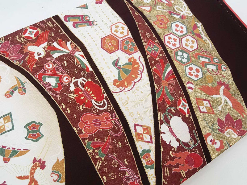 逸品 振袖 松に宝尽くし文様 金彩 縮緬 深紅系 正絹 長襦袢付き 2点 逸品 振袖 松に宝尽くし文様 金彩 縮緬 深紅系 正絹 長襦袢付き 2点