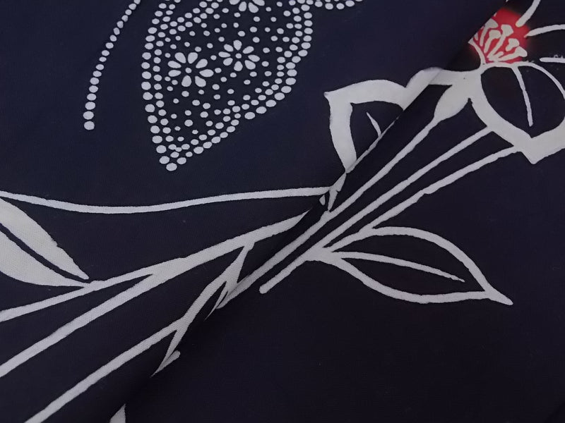 ほぼ美品　注染　浴衣　蝶々に花文様　手縫い　藍染　手縫い　大人可愛い　濃紺色