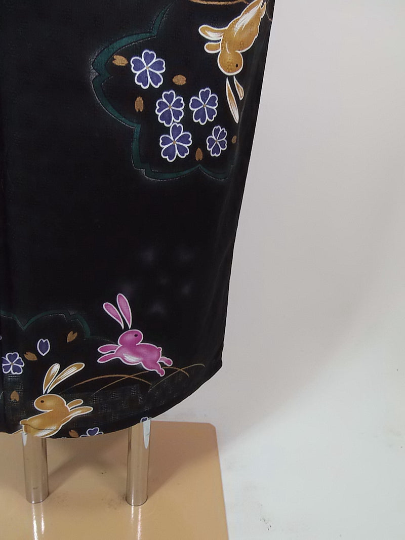 美品　レディース浴衣　可愛いうさぎ文様　花文様　変わり織　金彩入り　やや透け感有り　黒色