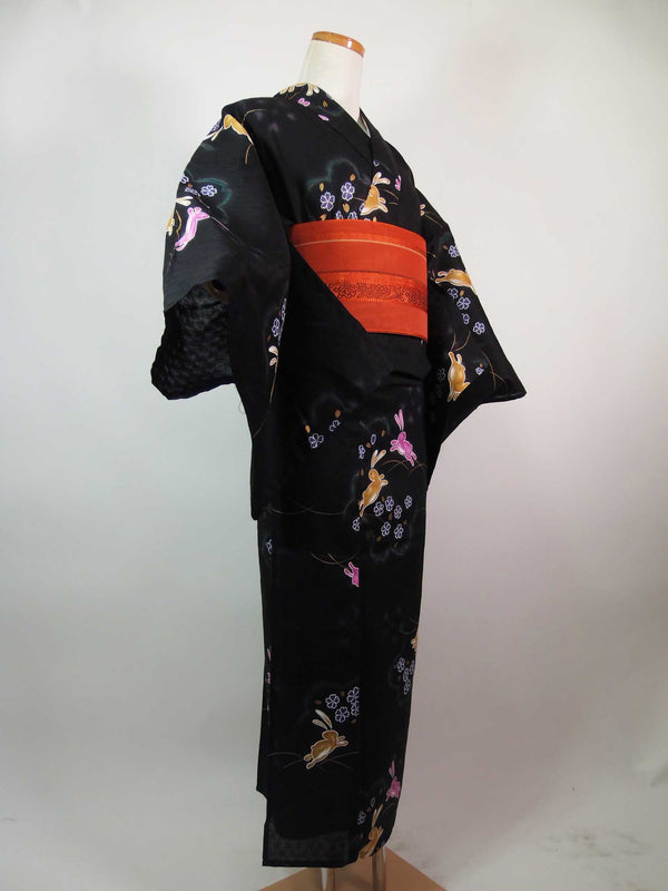 美品　レディース浴衣　可愛いうさぎ文様　花文様　変わり織　金彩入り　やや透け感有り　黒色