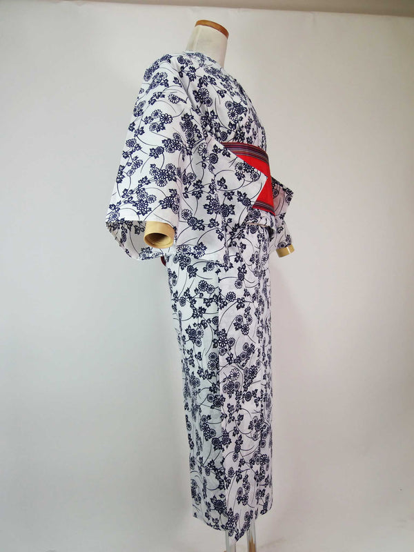 Presque magnifique yukata injecté, motif floral, cousu à la main, tissu peigné, également pour les juniors, taille SS, blanc.