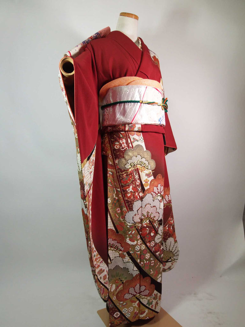 逸品 振袖 松に宝尽くし文様 金彩 縮緬 深紅系 正絹 長襦袢付き 2点 逸品 振袖 松に宝尽くし文様 金彩 縮緬 深紅系 正絹 長襦袢付き 2点