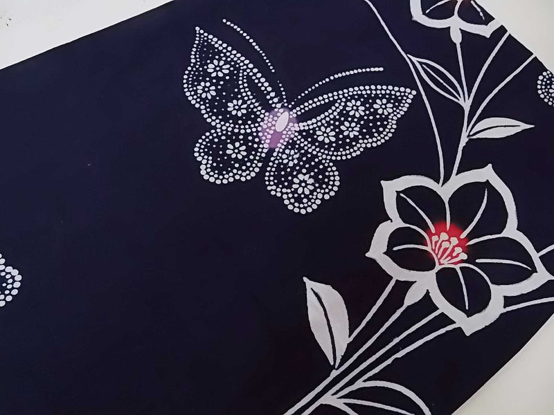 ほぼ美品　注染　浴衣　蝶々に花文様　手縫い　藍染　手縫い　大人可愛い　濃紺色
