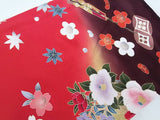 Presque magnifique Furisode, Yamato fait sur commande, tambour à fleurs, instrument de musique japonais, or doré, broderie en pièces d'or, couleur rouge, traitement de garde.