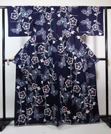 ほぼ美品　注染　浴衣　蝶々に花文様　手縫い　藍染　手縫い　大人可愛い　濃紺色