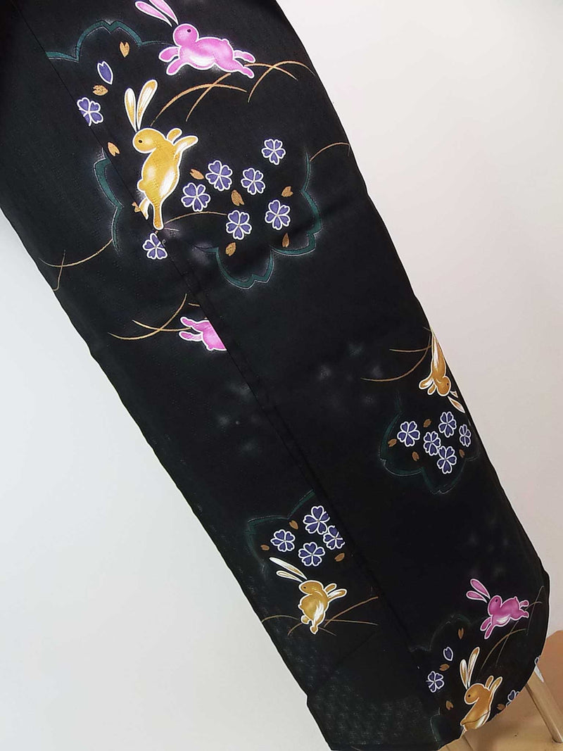美品　レディース浴衣　可愛いうさぎ文様　花文様　変わり織　金彩入り　やや透け感有り　黒色