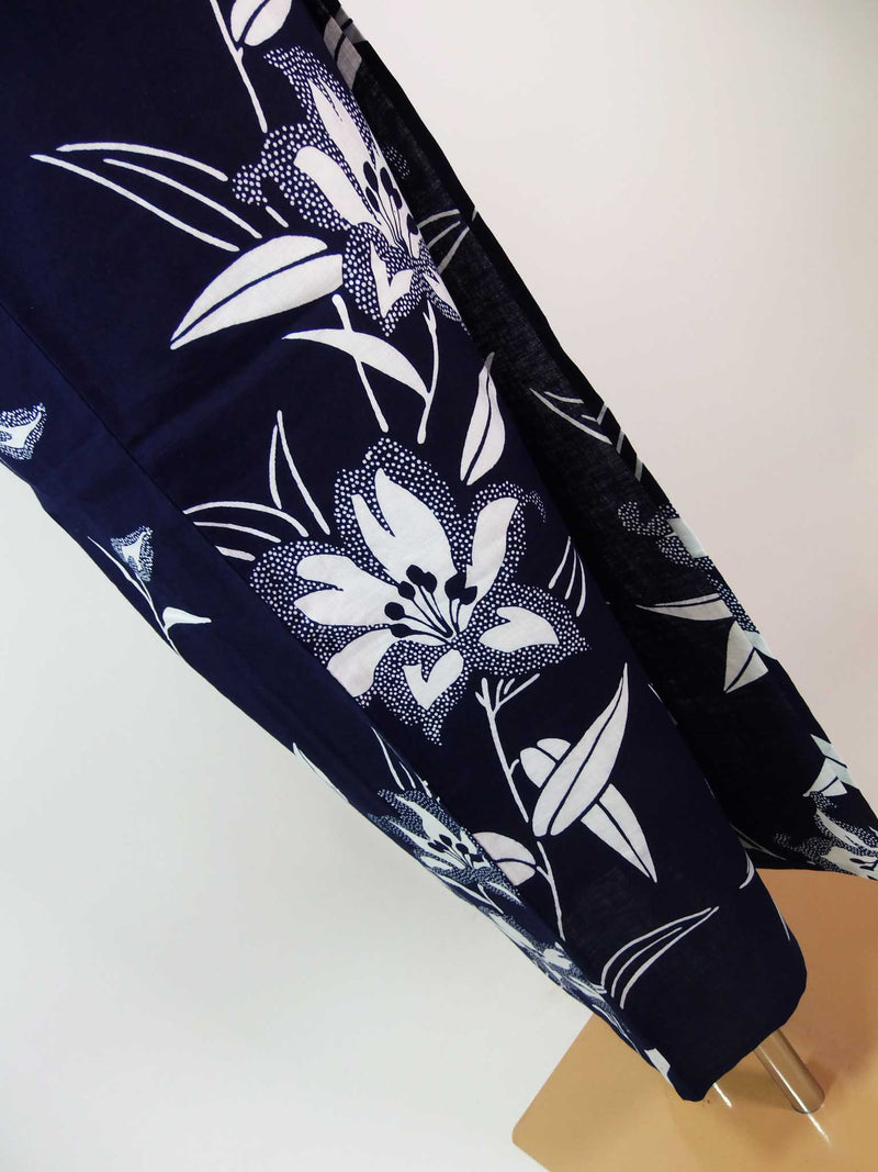 Yukata presque magnifique, teinture injectée, motif floral, teinture indigo, adulte mignon, fond peigné, bleu foncé.