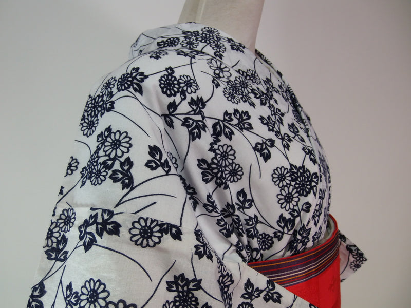 Presque magnifique yukata injecté, motif floral, cousu à la main, tissu peigné, également pour les juniors, taille SS, blanc.