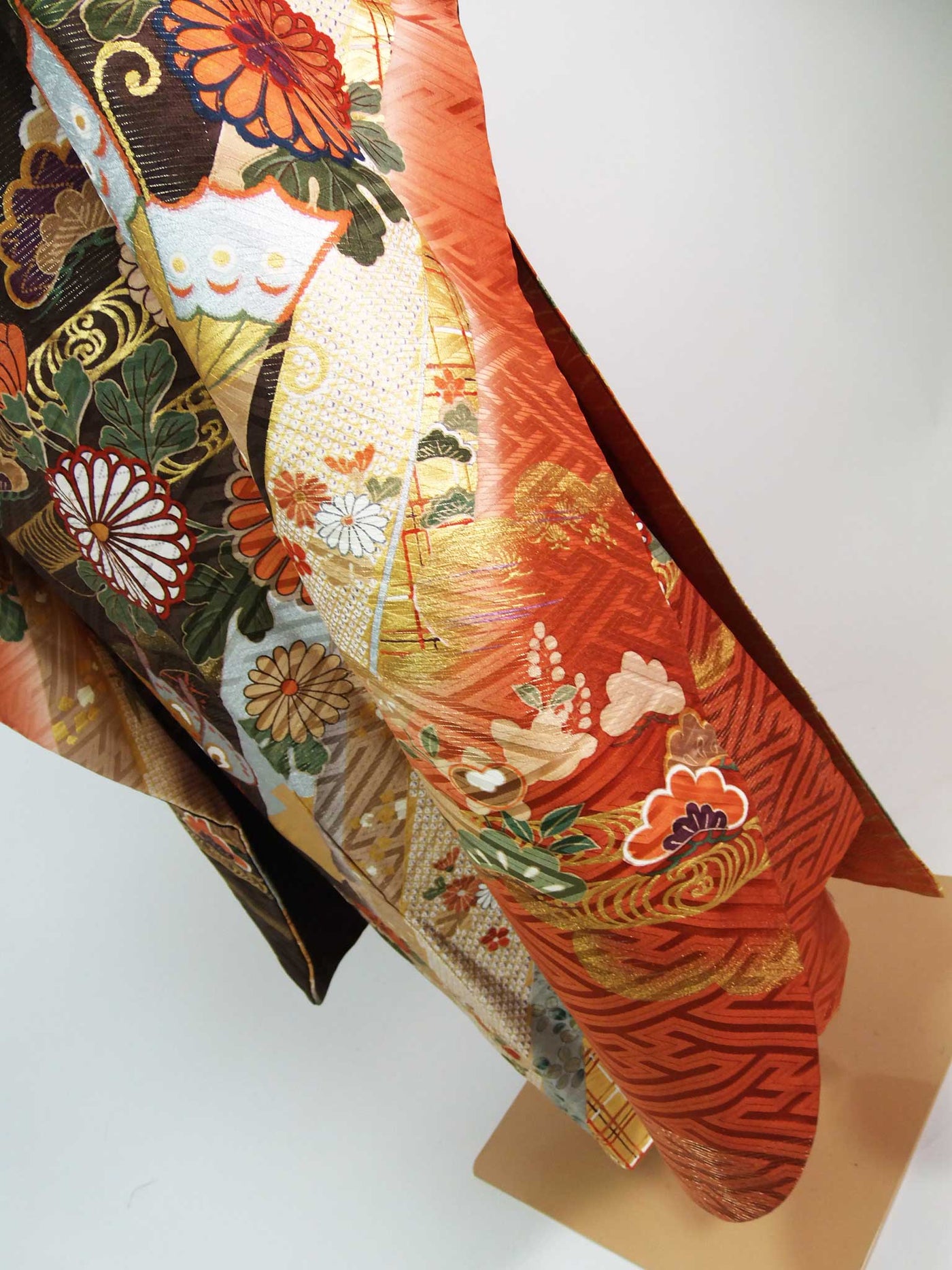 美品 豪華 振袖 蝶々に吉祥花文様 正絹 金彩 金駒刺繍 煉瓦色 – MIYABI - REUSE KIMONO MARKET