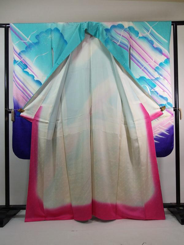 Presque magnifique kimono Furisode, Toyama, motif de nuages et d'oiseaux avec décoration en argent, pure soie, bleu clair, blanc et bleu-violet.