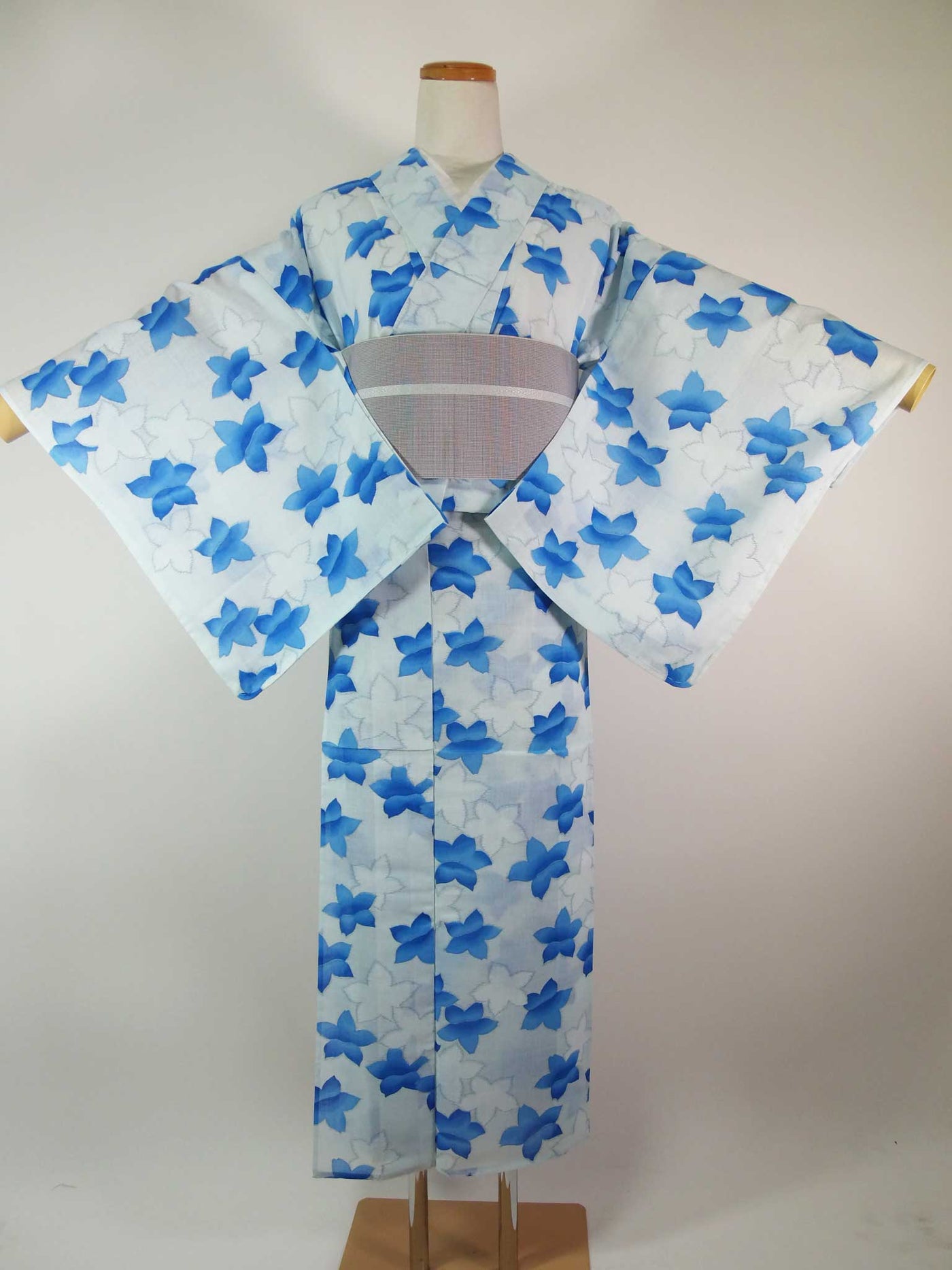 ♡ 様【ほぼ未使用】爽やか夏着物 単衣 小紋普段着物 水色 白花柄 洗える着物 ほぼ美品 洗える夏着物 綿着物 紗 花文様 涼しげな水色 手縫い