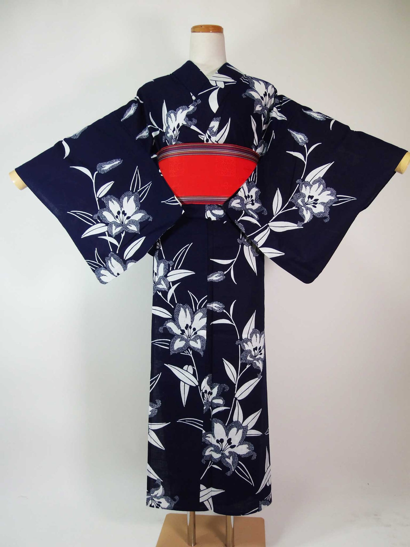 ほぼ美品 注染浴衣 花文様 藍染 大人可愛い コーマ地 濃紺 – MIYABI - REUSE KIMONO MARKET