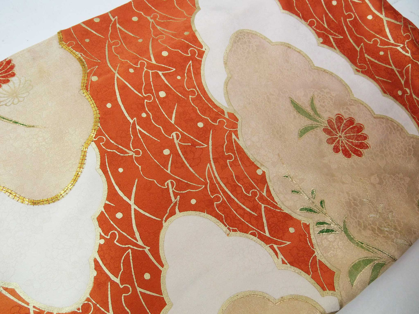 豪華 振袖 雲取り花文様 金駒刺繍 金彩 正絹 – MIYABI - REUSE KIMONO