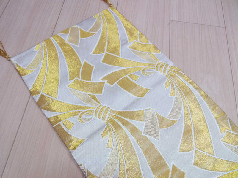 Magnifique obi Nagoya de 9" avec motif nosho, chemin de table, fil d'or, fabriqué au Japon, pure soie, avec glands, recyclé.