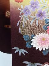 Presque magnifique Furisode, Yamato fait sur commande, tambour à fleurs, instrument de musique japonais, or doré, broderie en pièces d'or, couleur rouge, traitement de garde.