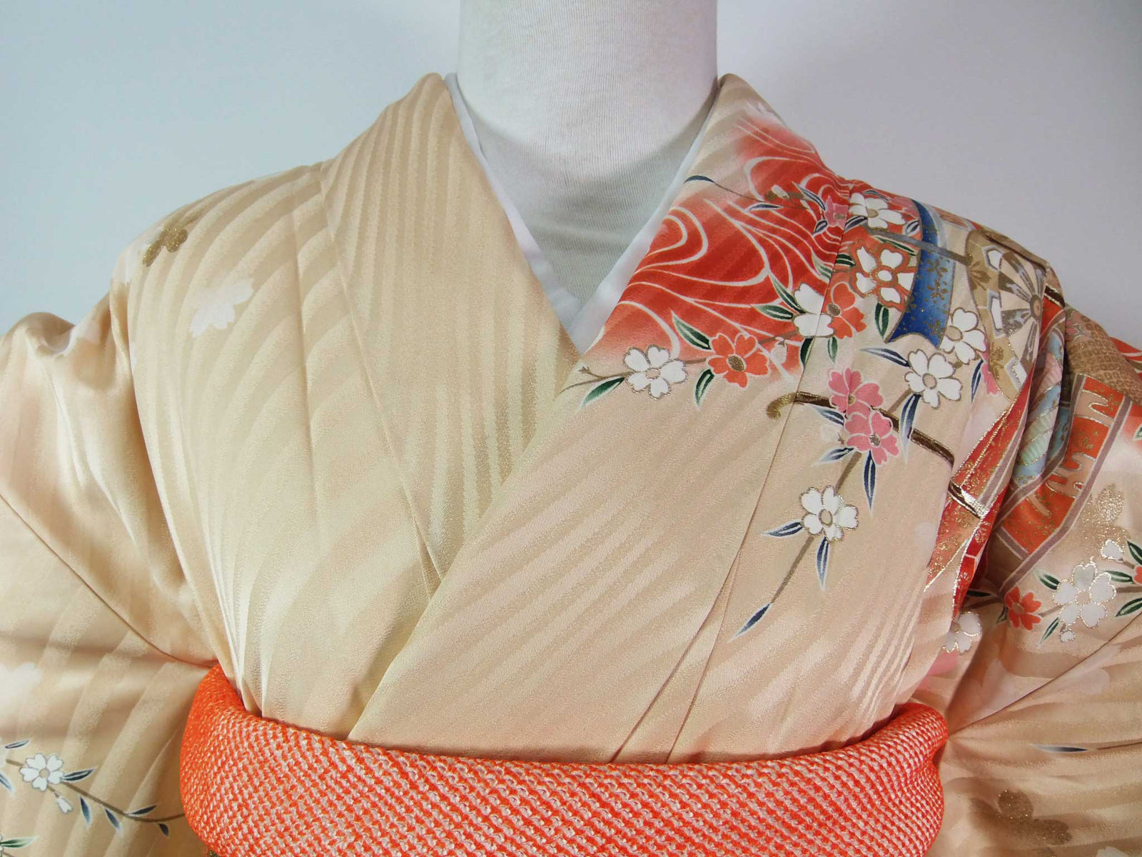 美品　豪華　振袖　御所解文様　金駒刺繍　金彩　正絹　ベージュ系 成人式 美品 豪華 振袖 御所解文様 金駒刺繍 金彩 正絹 ベージュ系