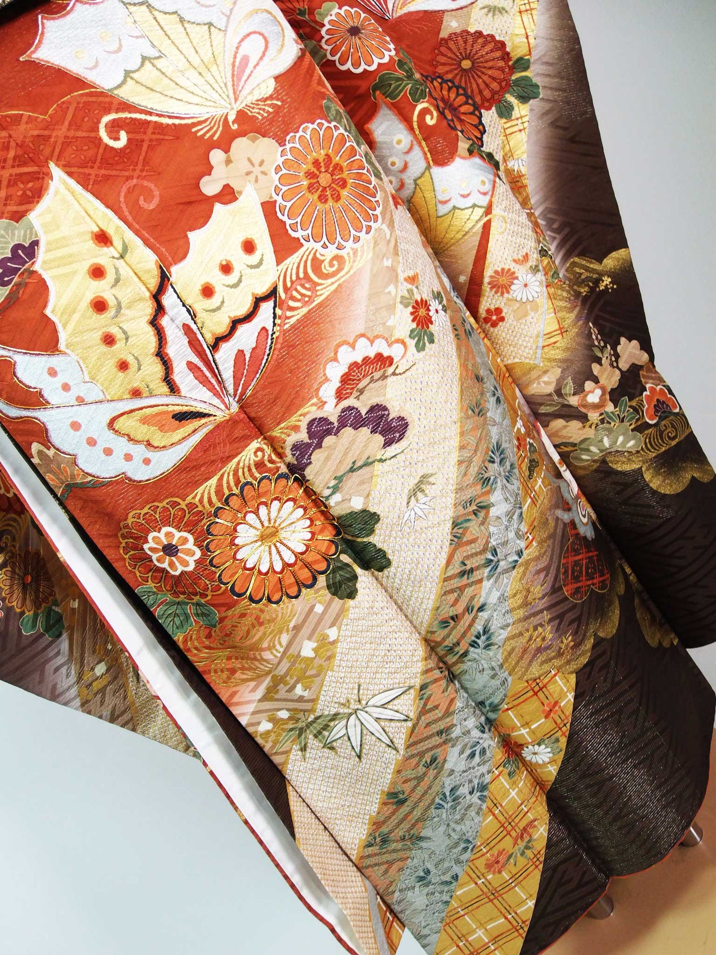 美品 豪華 振袖 蝶々に吉祥花文様 正絹 金彩 金駒刺繍 煉瓦色 – MIYABI - REUSE KIMONO MARKET