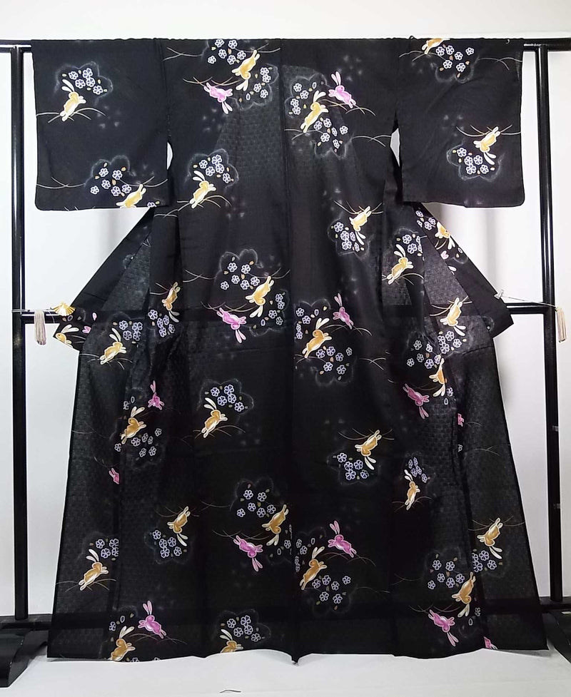 美品　レディース浴衣　可愛いうさぎ文様　花文様　変わり織　金彩入り　やや透け感有り　黒色