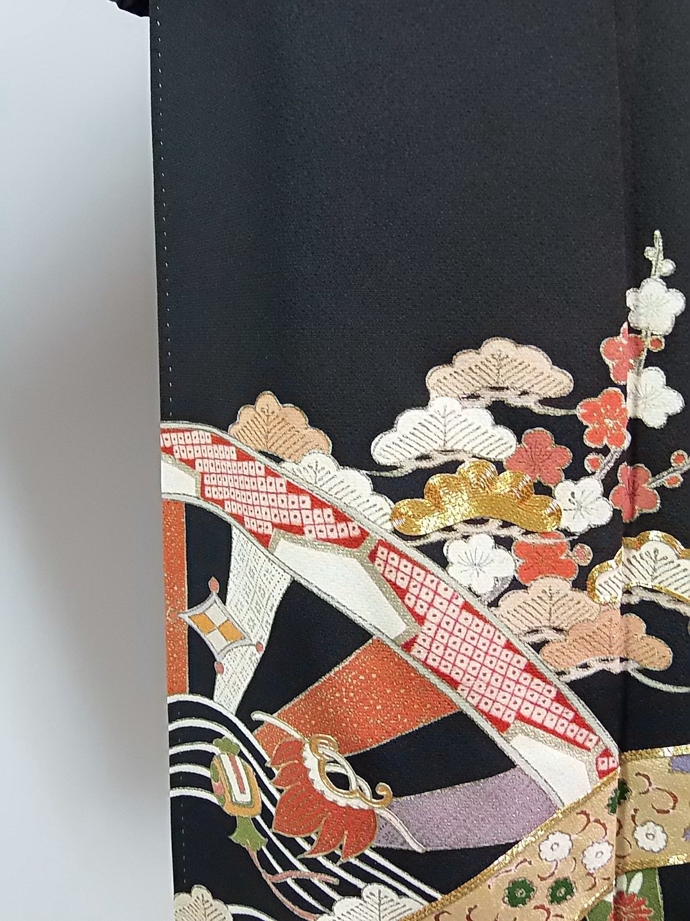 未使用 作家物 黒留袖 友禅 花に宝尽くし 金駒刺繍 五つ紋 正絹 美品 比翼付き 丸に木瓜紋 ガード加工済み – MIYABI - REUSE  KIMONO MARKET