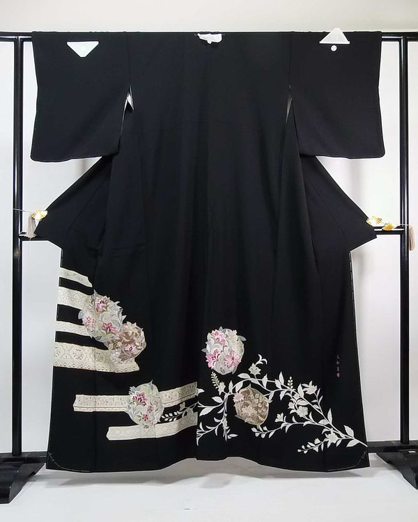 Tomesode noir inutilisé, coquille Yamato pourpre, motif floral circulaire, cinq écussons, broderie japonaise, pure soie, magnifique, trois écussons sur la droite.