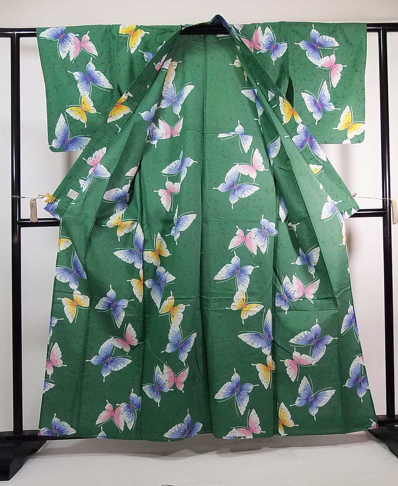 ほぼ美品　レディース浴衣　蝶々文様　