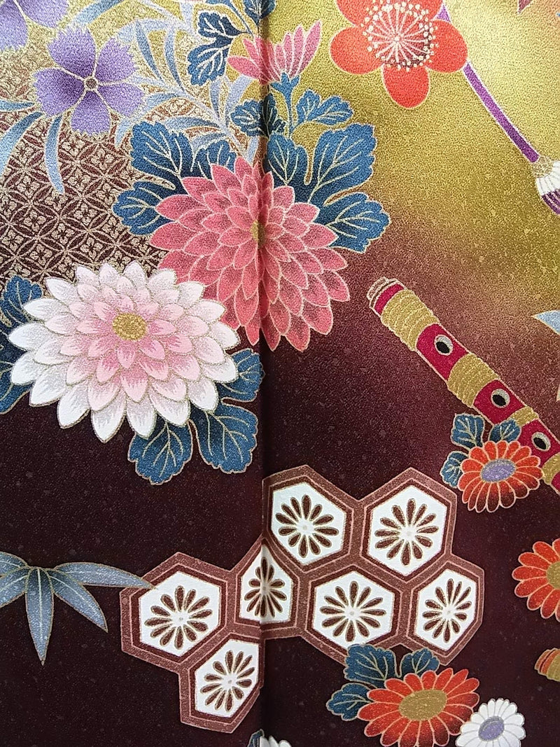 Presque magnifique Furisode, Yamato fait sur commande, tambour à fleurs, instrument de musique japonais, or doré, broderie en pièces d'or, couleur rouge, traitement de garde.