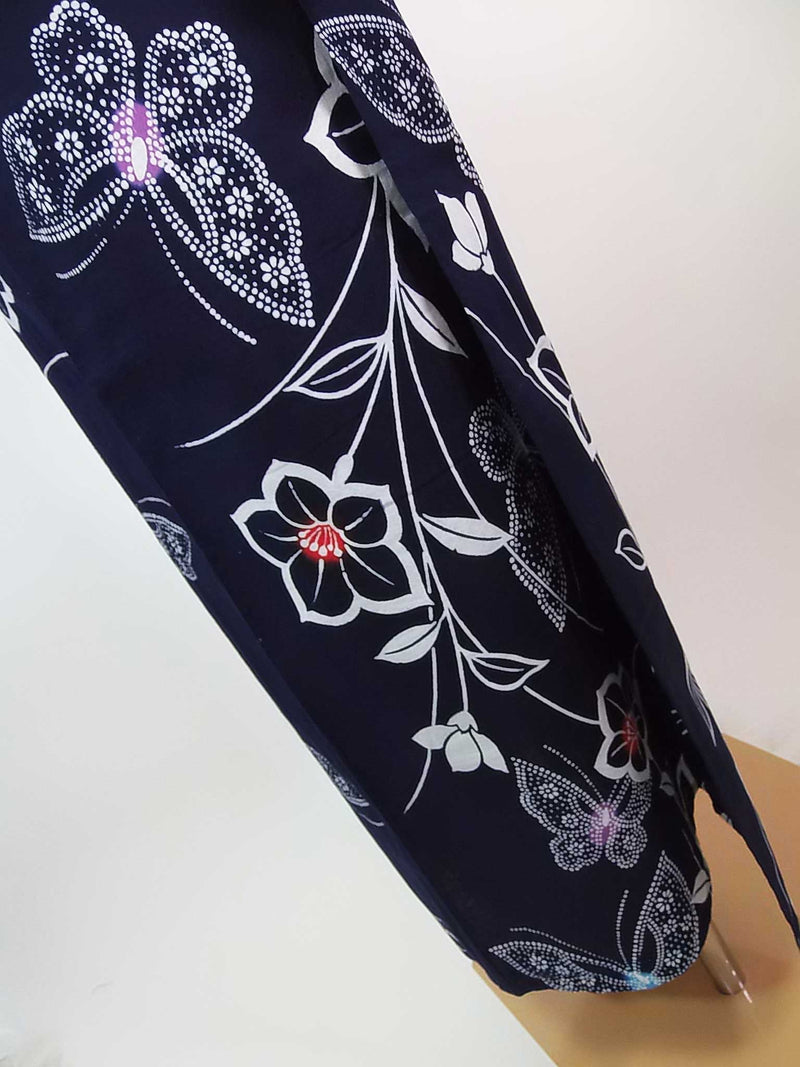 ほぼ美品　注染　浴衣　蝶々に花文様　手縫い　藍染　手縫い　大人可愛い　濃紺色