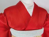 Presque magnifique Furisode, Yamato fait sur commande, tambour à fleurs, instrument de musique japonais, or doré, broderie en pièces d'or, couleur rouge, traitement de garde.