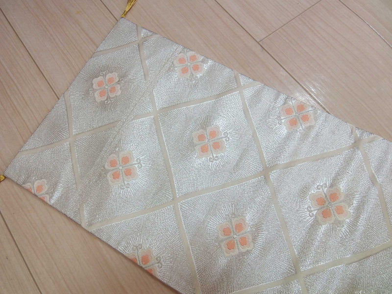 Magnifique, motif floral en losange, toile de sac, chemin de table, fil d'argent, pure soie, recyclé.