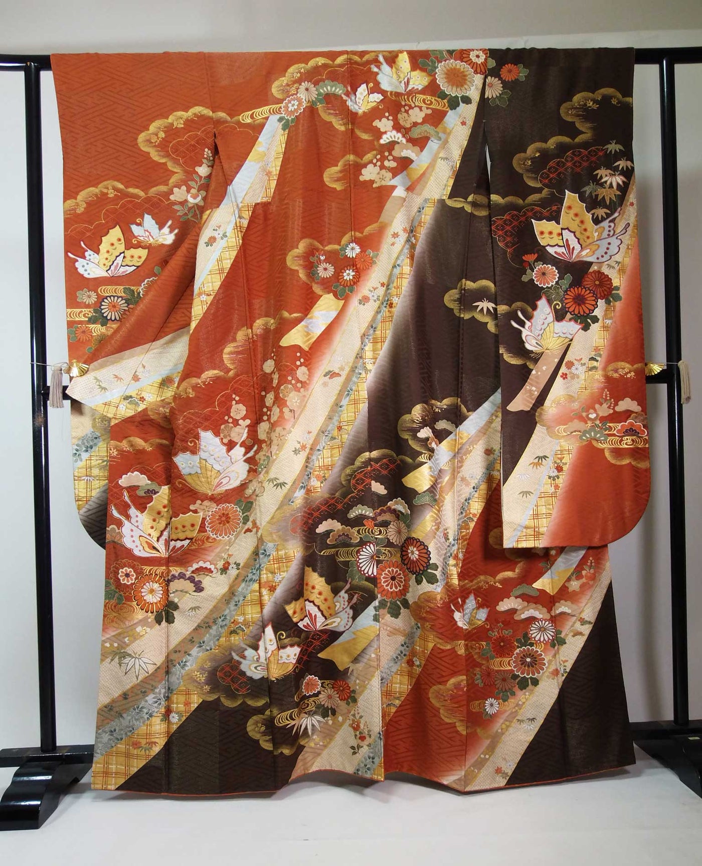 美品 豪華 振袖 蝶々に吉祥花文様 正絹 金彩 金駒刺繍 煉瓦色 – MIYABI - REUSE KIMONO MARKET