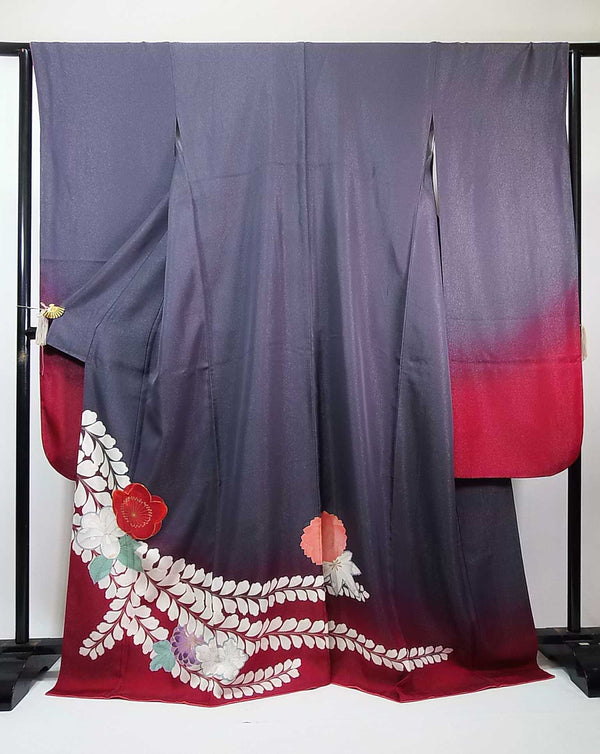 Magnifique et luxueux Furisode (Furisode), motif Tsujigahana de fleurs fantômes, broderie de fils d'or et de pièces d'or, pure soie, couleur bleu-gris et rouge foncé.