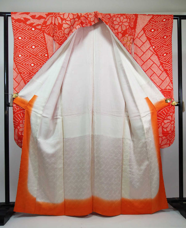 Magnifique Furisode, shibori total, diamants de soie, fleurs en éventail, motif Arishou, broderie or et or, soie pure, vermillon.