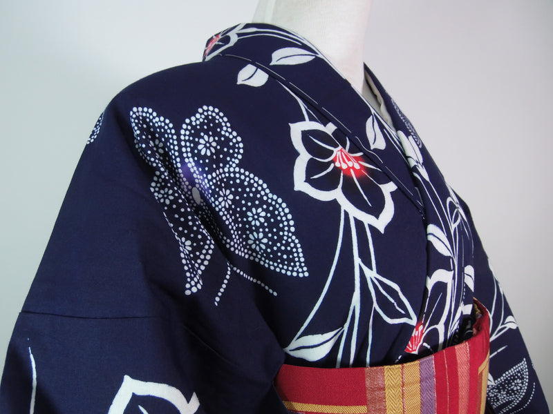 ほぼ美品　注染　浴衣　蝶々に花文様　手縫い　藍染　手縫い　大人可愛い　濃紺色