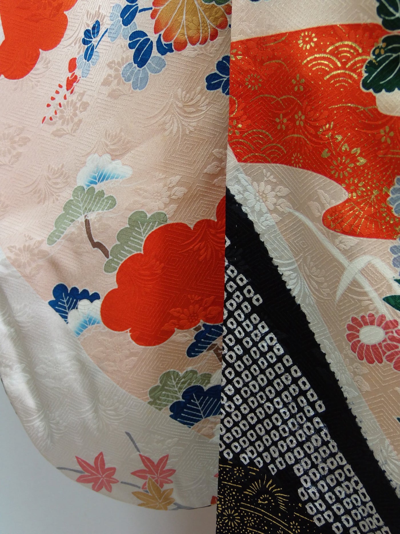 豪華 振袖 御所車文様 金駒刺繍 絞り 正絹 やや難あり – MIYABI - REUSE KIMONO MARKET