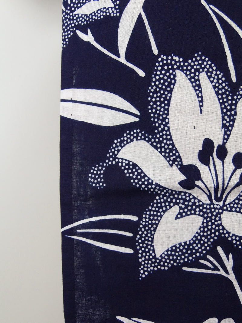 Yukata presque magnifique, teinture injectée, motif floral, teinture indigo, adulte mignon, fond peigné, bleu foncé.