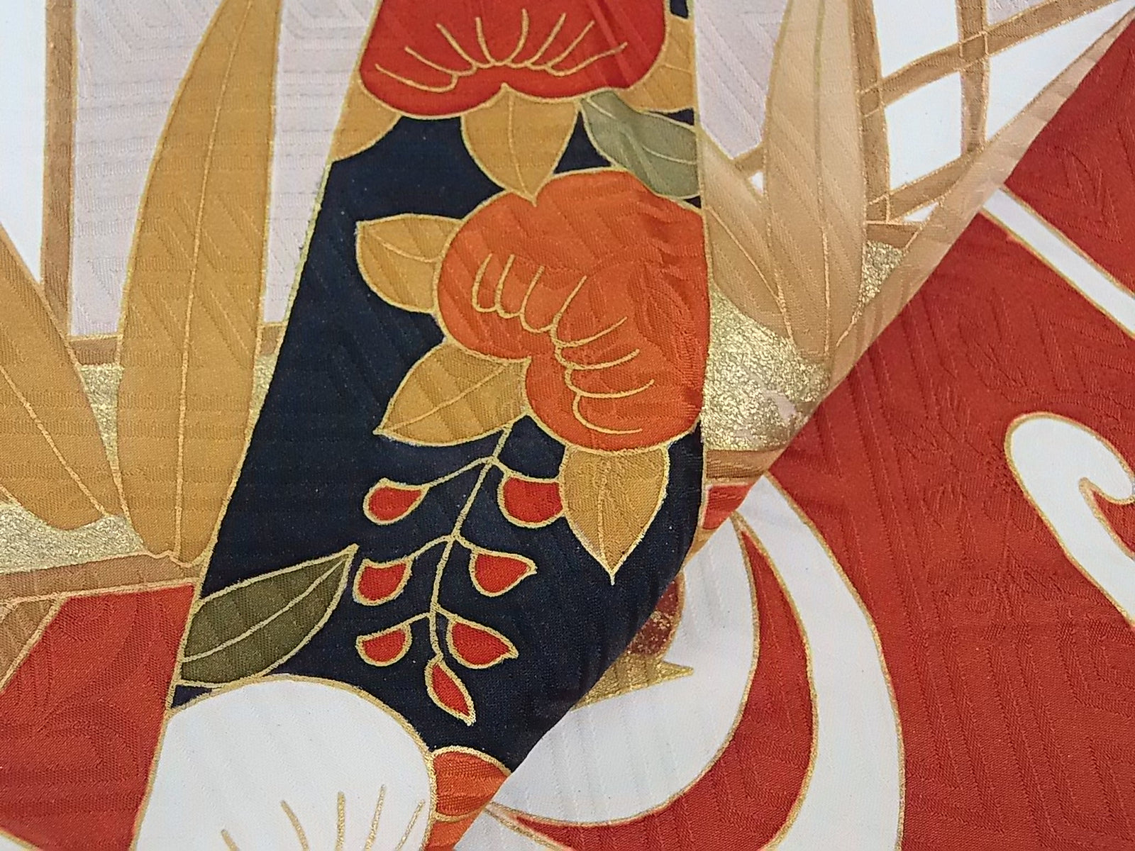 豪華 振袖 吉祥花文様 金駒刺繍 金彩 沙耶型 正絹 – MIYABI - REUSE KIMONO MARKET