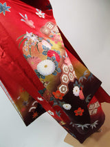 Presque magnifique Furisode, Yamato fait sur commande, tambour à fleurs, instrument de musique japonais, or doré, broderie en pièces d'or, couleur rouge, traitement de garde.