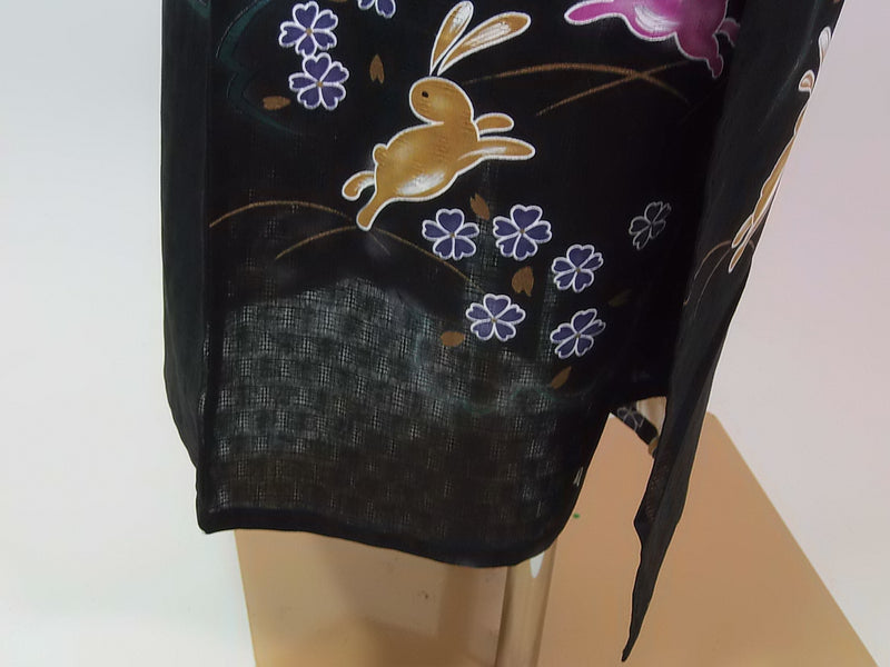 美品　レディース浴衣　可愛いうさぎ文様　花文様　変わり織　金彩入り　やや透け感有り　黒色