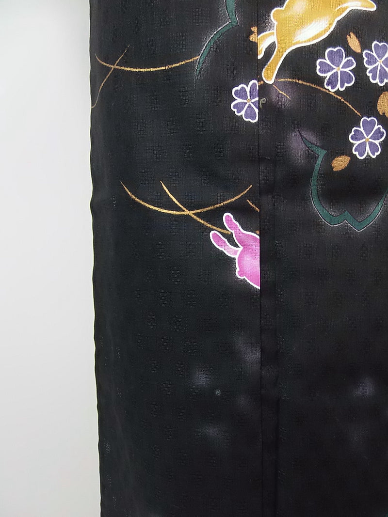 美品　レディース浴衣　可愛いうさぎ文様　花文様　変わり織　金彩入り　やや透け感有り　黒色